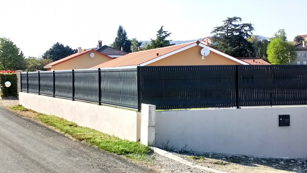 Pose de clôture panneaux rigides avec lames d'occultation en pvc